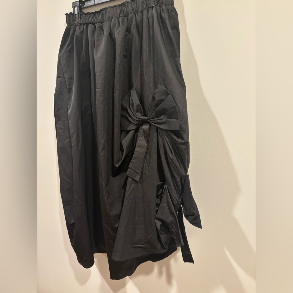 Gracia Black Asymmetrical Bubble Midi Skirt - Picture 11 of 12